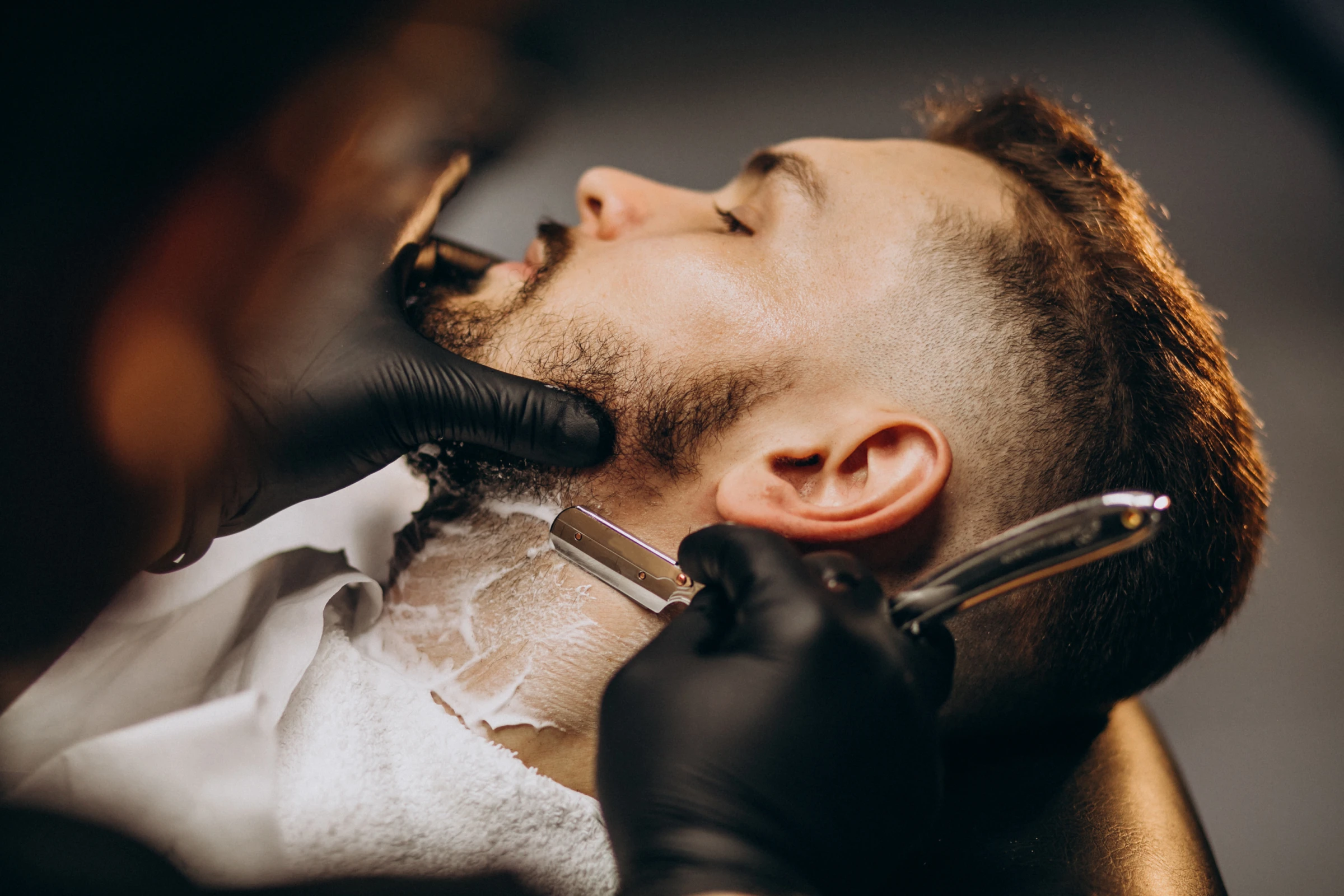 Barbering med ragekniv hos Salon KBH